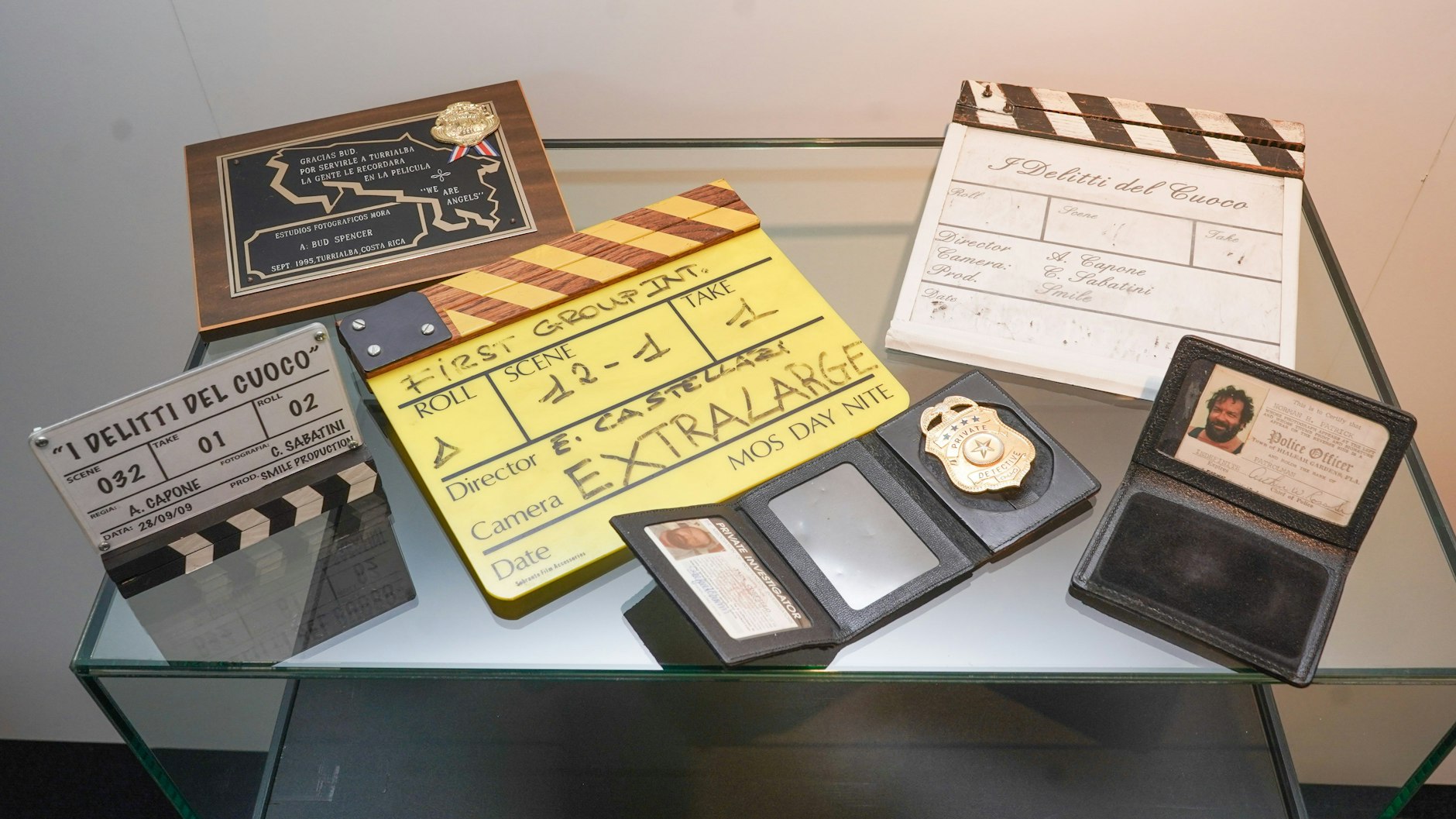 Filmklappen und Ausweise aus Bud Spencer Filmen sind im Bud Spencer Museum ausgestellt. 