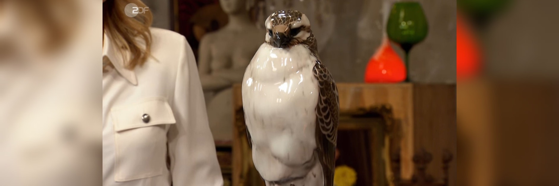 Ein Bussard aus Keramik sucht bei „Bares für Rares“ ein neues Zuhause.