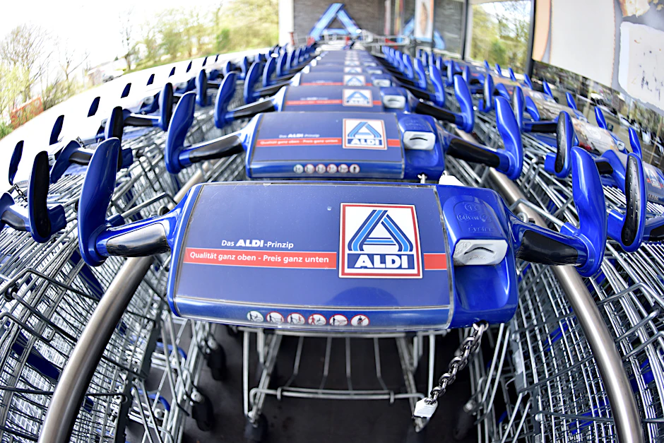 Einkaufswagen stehen vor einem Aldi-Markt (Symbolbild).