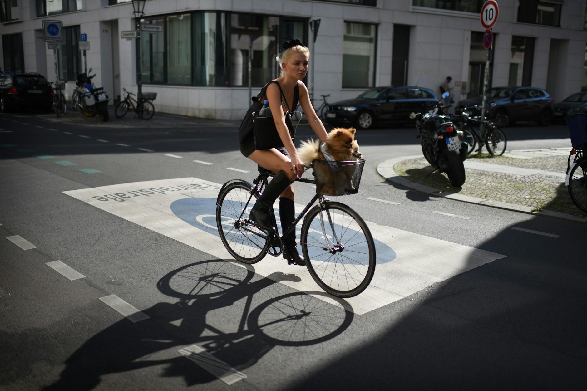 Der Fahrradverkehr in Berlin nimmt zu: Radfahrerin in der Linienstraße in Mitte.<br>