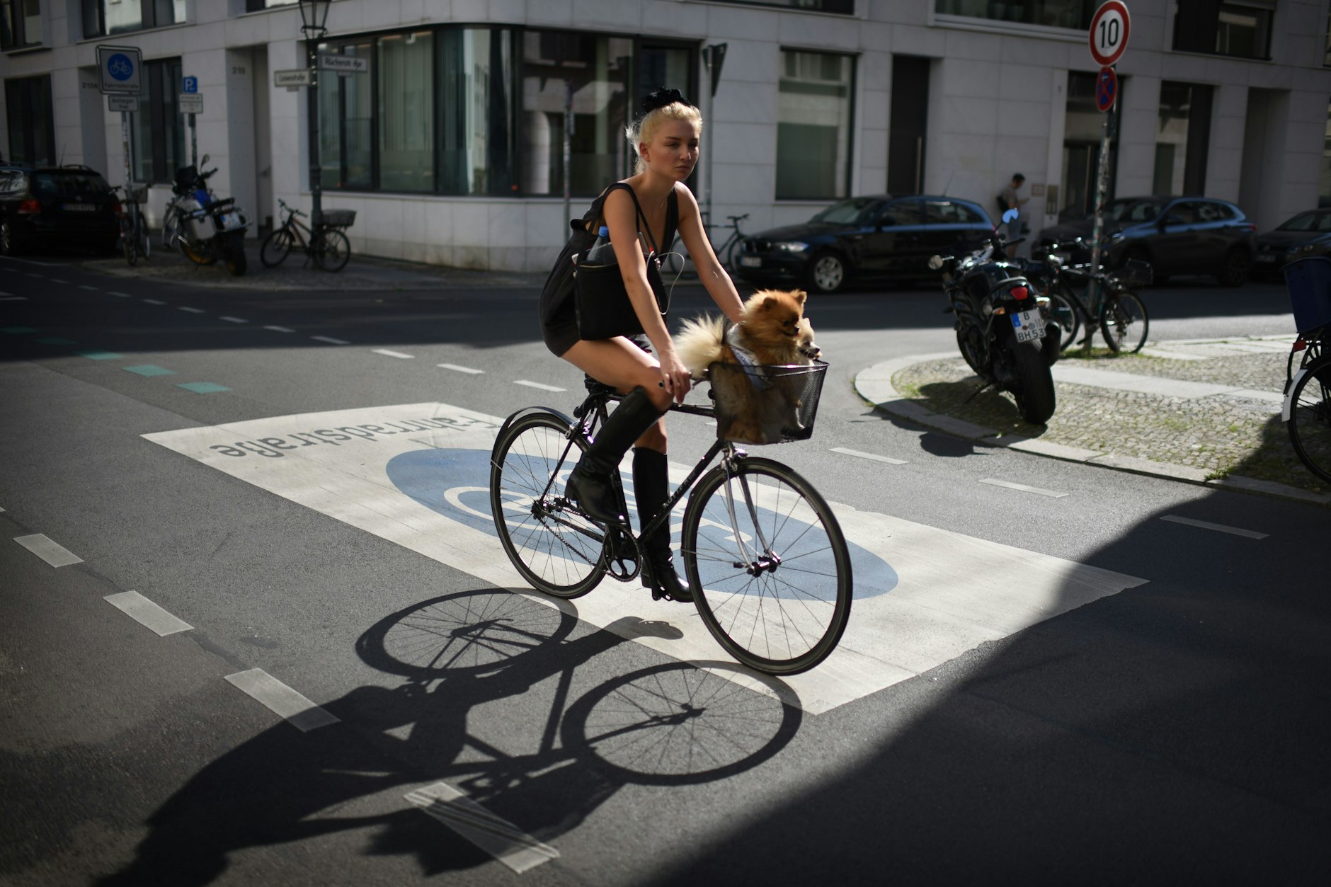 Der Fahrradverkehr in Berlin nimmt zu: Radfahrerin in der Linienstraße in Mitte.<br>