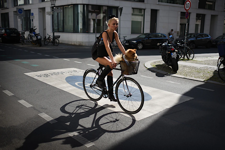 Der Fahrradverkehr in Berlin nimmt zu: Radfahrerin in der Linienstraße in Mitte.<br>
