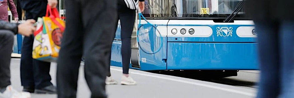 Toter fährt sechs Stunden in der Straßenbahn durch Zürich