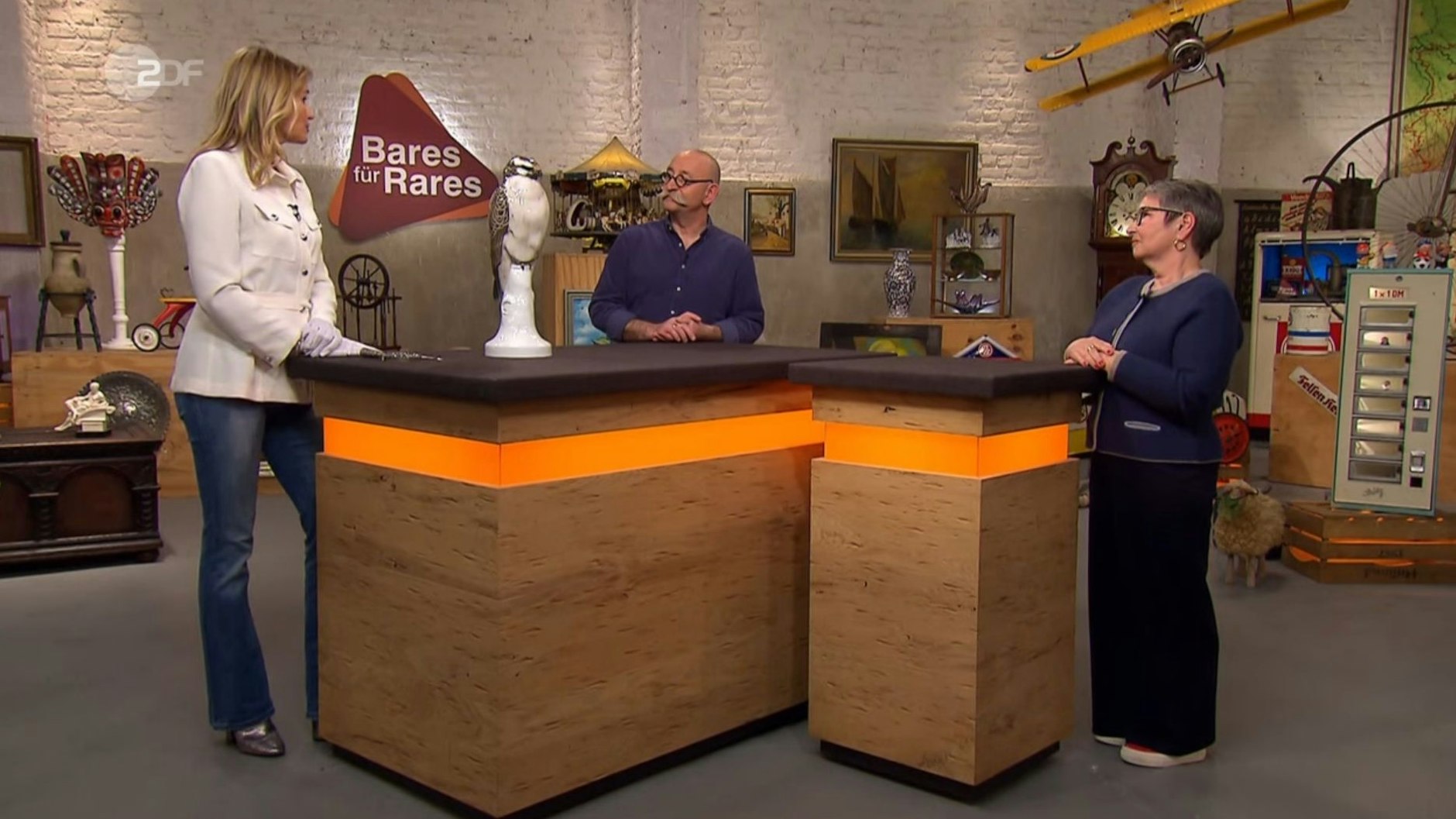 „Bares für Rares“-Expertin Dr. Bianca Berding bewertet den Bussard.