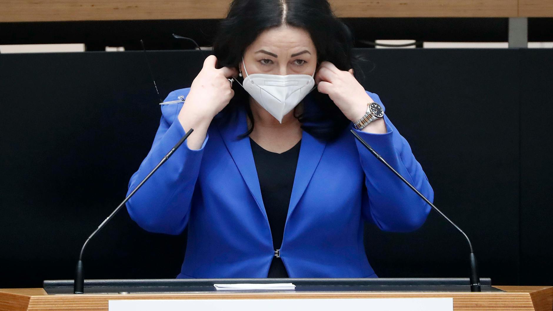 Gesundheitssenatorin Dilek Kalayci befürchtet ein rasches Ausbreiten der Delta-Variante, vor allem bei Kindern und Jugendlichen. Sie fordert die Berliner auf, sich impfen zu lassen.