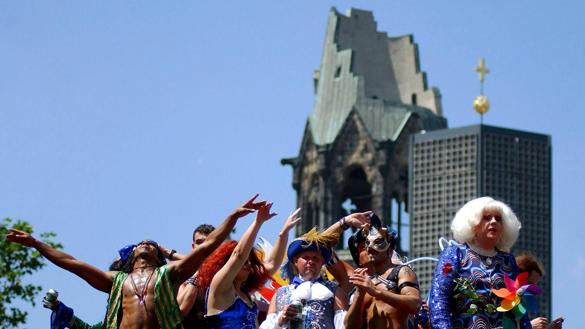 Zeit, wieder auf die Straße zu gehen: CSD 2002.