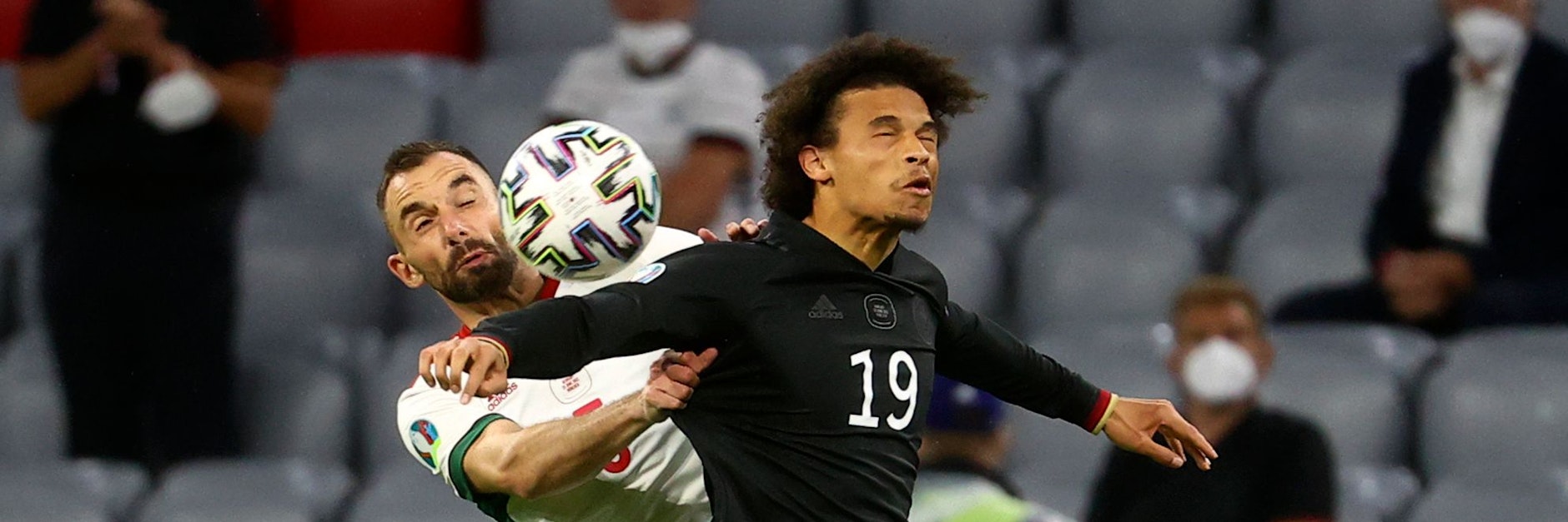 An Leroy Sané (r.) – hier im Zweikampf mit Ungarns Attila Fiola – scheiden sich derzeit die Geister.