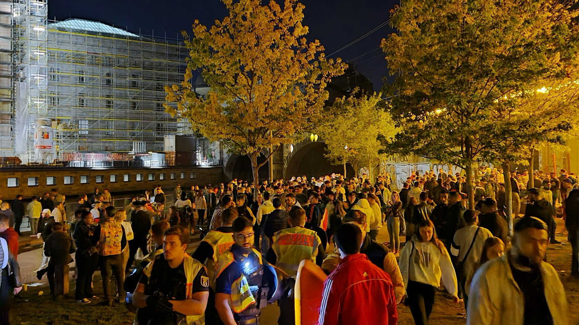 Immer wieder treffen sich viele Menschen im James-Simon-Park, um zu feiern. Wegen der Corona-Pandemie ist das nach wie vor nicht immer erlaubt. Dieses Foto entstand im vergangenen Jahr.