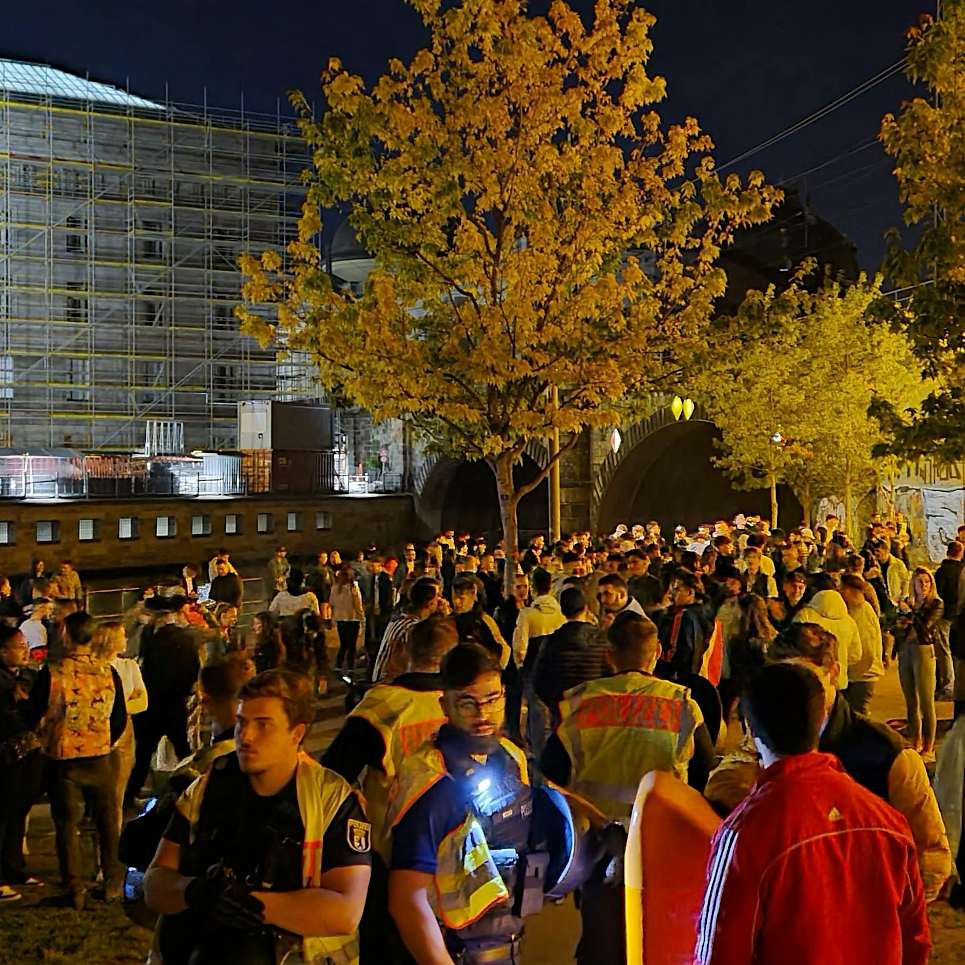 Polizei Berlin löst wieder Partys im James-Simon-Park auf