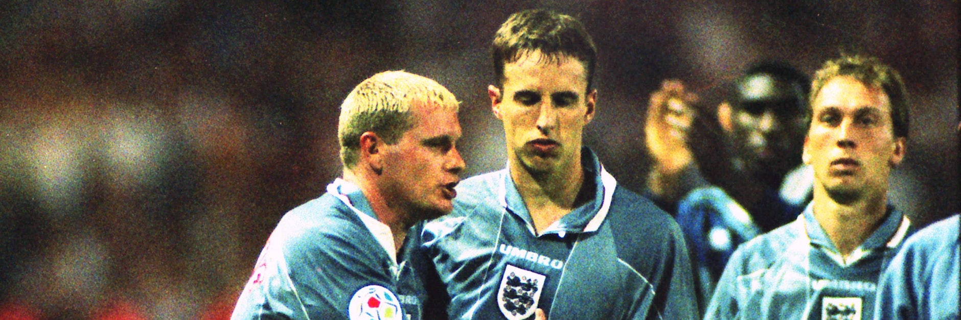 Paul Gascoigne (l.) musste beim Halbfinale 1996 Gareth Southgate (M.) nach seinem verschossenen Elfer trösten.