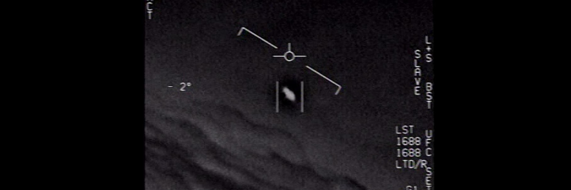 Das Standbild eines vom US-Verteidigungsministerium veröffentlichten Videos zeigt ein Unidentifiziertes Flugobjekt, das von Piloten der US-Marine gesichtet wurde.