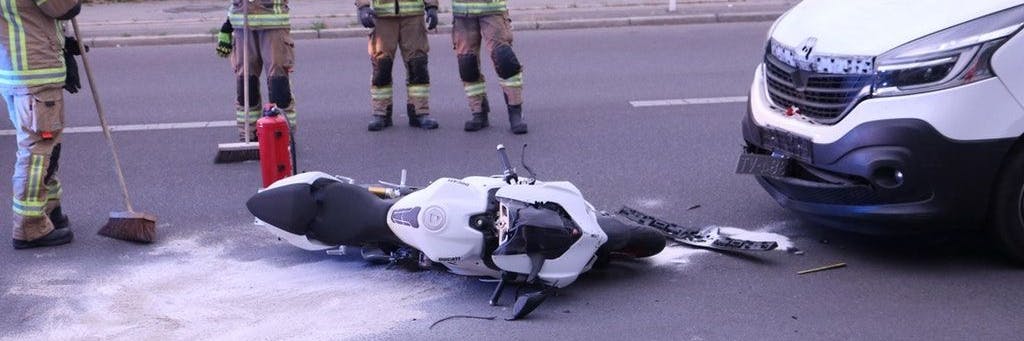 Die Berliner Feuerwehr war am Freitagabend auf der Grenzallee in Neukölln im Einsatz. Ein Kleintransporter und ein Motorradfahrer waren zusammengestoßen.