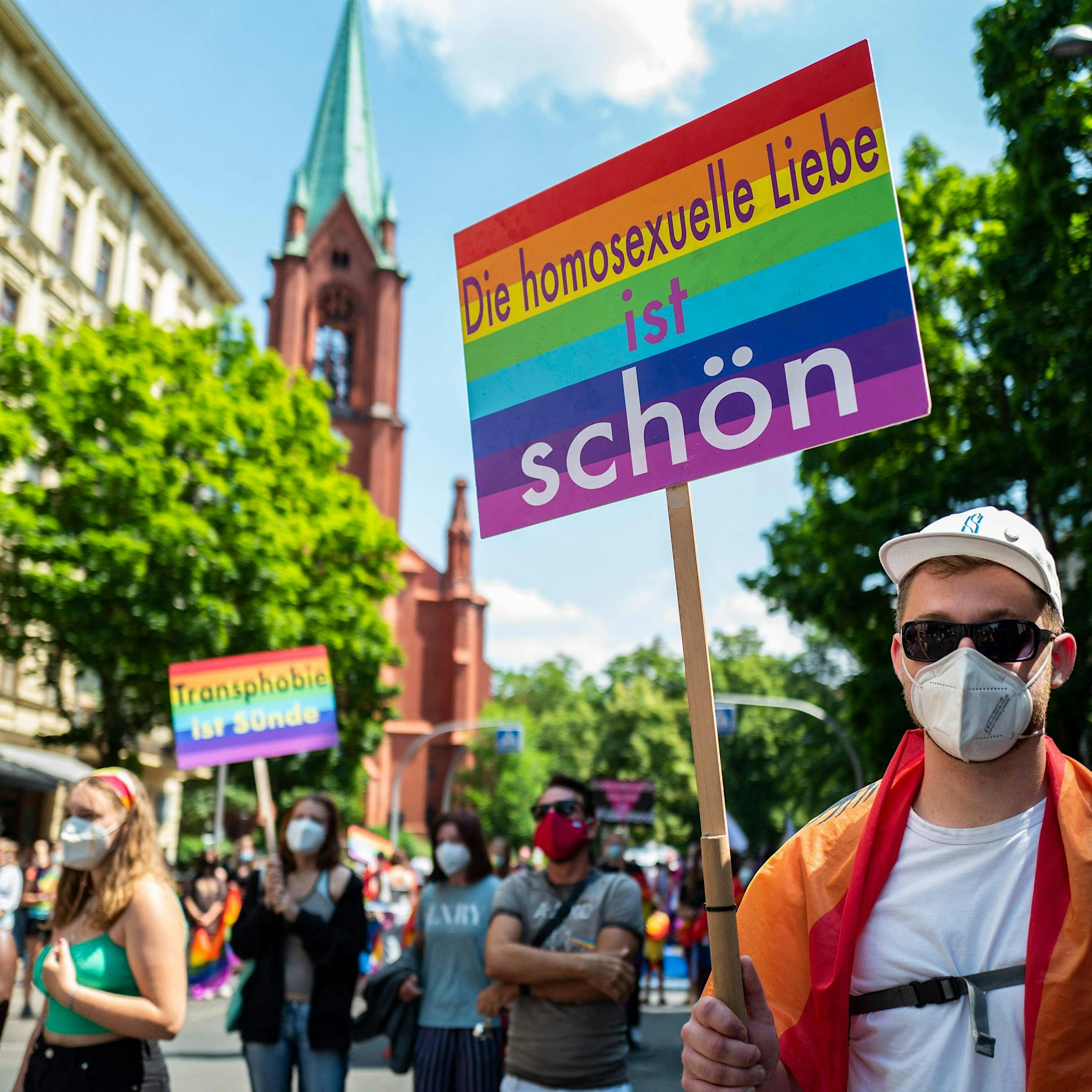 Regenbogen und reger Verkehr! Tausende feiern den Christopher Street Day (CSD) in Berlin