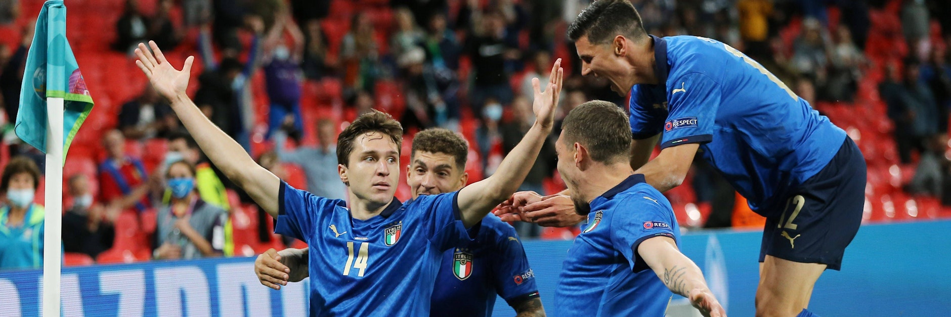  Federico Chiesa lässt sich nach seinem Treffer von den Teamkollegen feiern. 