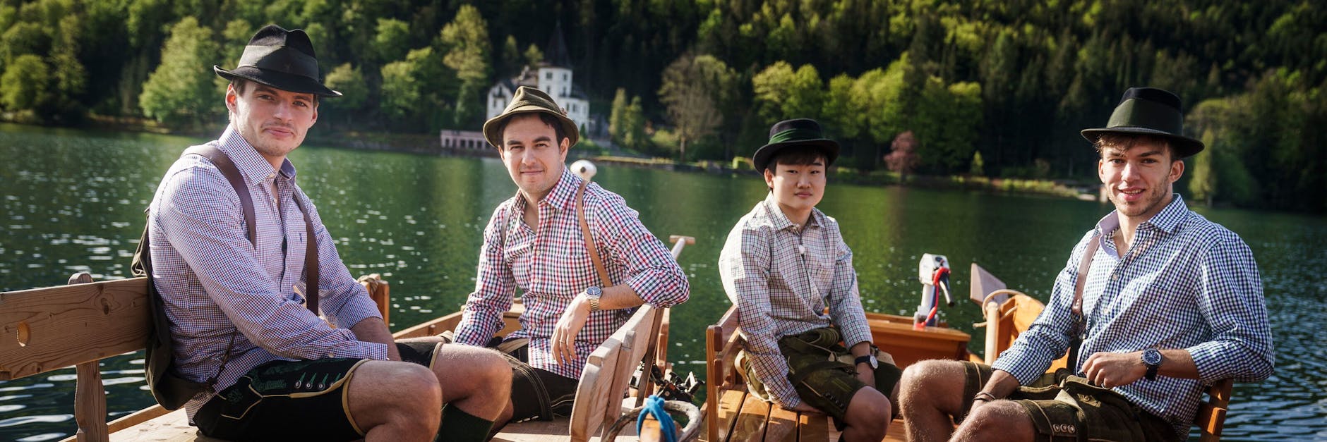Max Verstappen (l.) & Kollegen posieren in Spielberg in landesüblicher Tracht. 