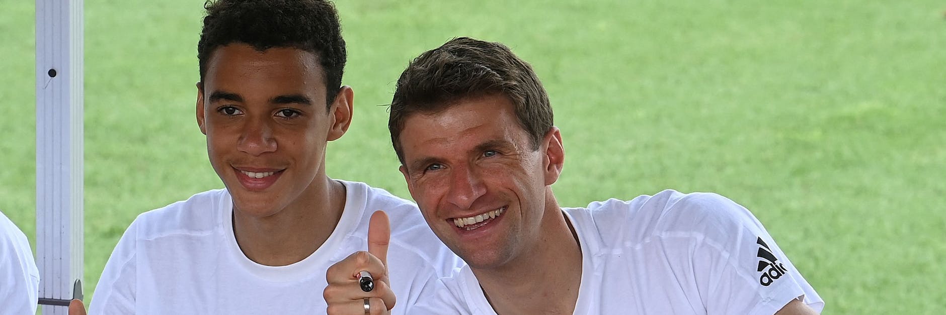 Daumen hoch! Routinier Thomas Müller (r.) und Team-Benjamin Jamal Musiala gehen optimistisch das Achtelfinale gegen England an.