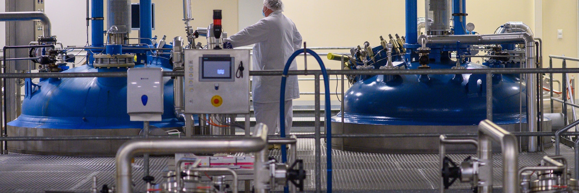 In der Chemie- und Pharmaindustrie sind Mitarbeiter jetzt zusätzlich für den Fall der Pflegebedürftigkeit finanziell abgesichert.