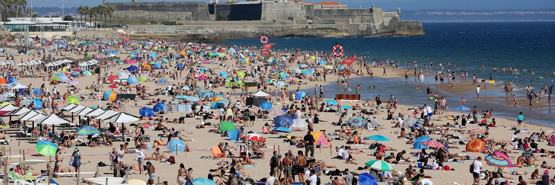 Einheimische und Urlauber genießen Sommer, Sonne und Meer an einem Strand nahe Lissabon.&nbsp;&nbsp;