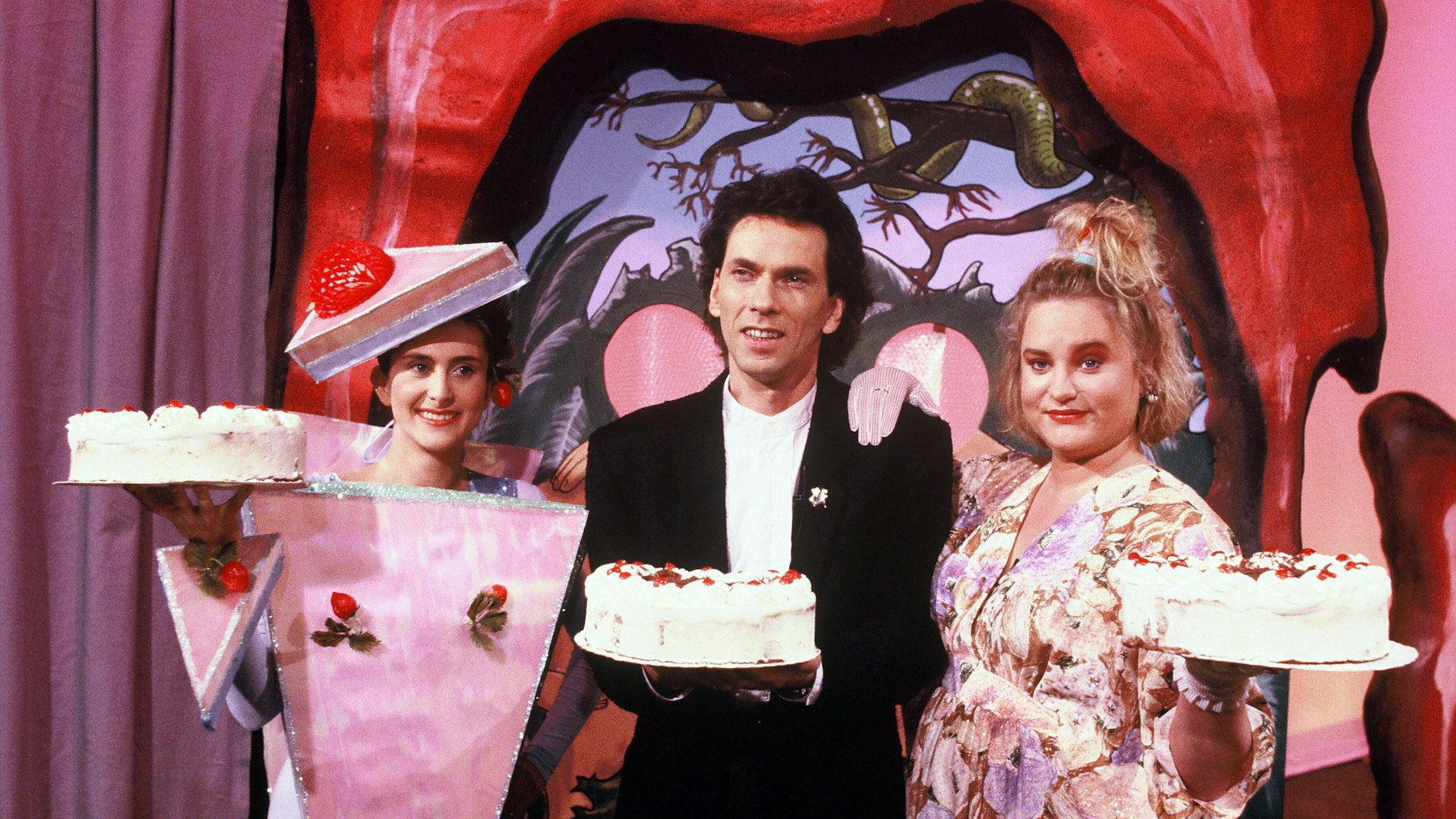 Hella von Sinnen (rechts), Hugo Egon Balder and „Tortenmädchen“ Regine Weissbarth in der Anarcho-Show&nbsp;„Alles Nichts Oder?!“.&nbsp;