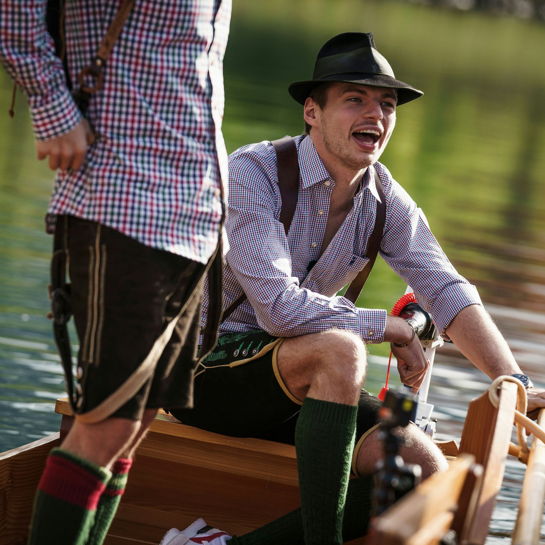 Gab schon kräftigere Wadlen, aber zum Gas geben langt es offenbar bei Max Verstappen (r.). 