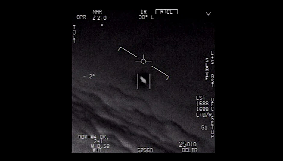 Das Standbild eines vom US-Verteidigungsministerium veröffentlichten Videos zeigt ein unidentifiziertes Flugobjekt, das von Piloten der US-Marine gesichtet wurde.