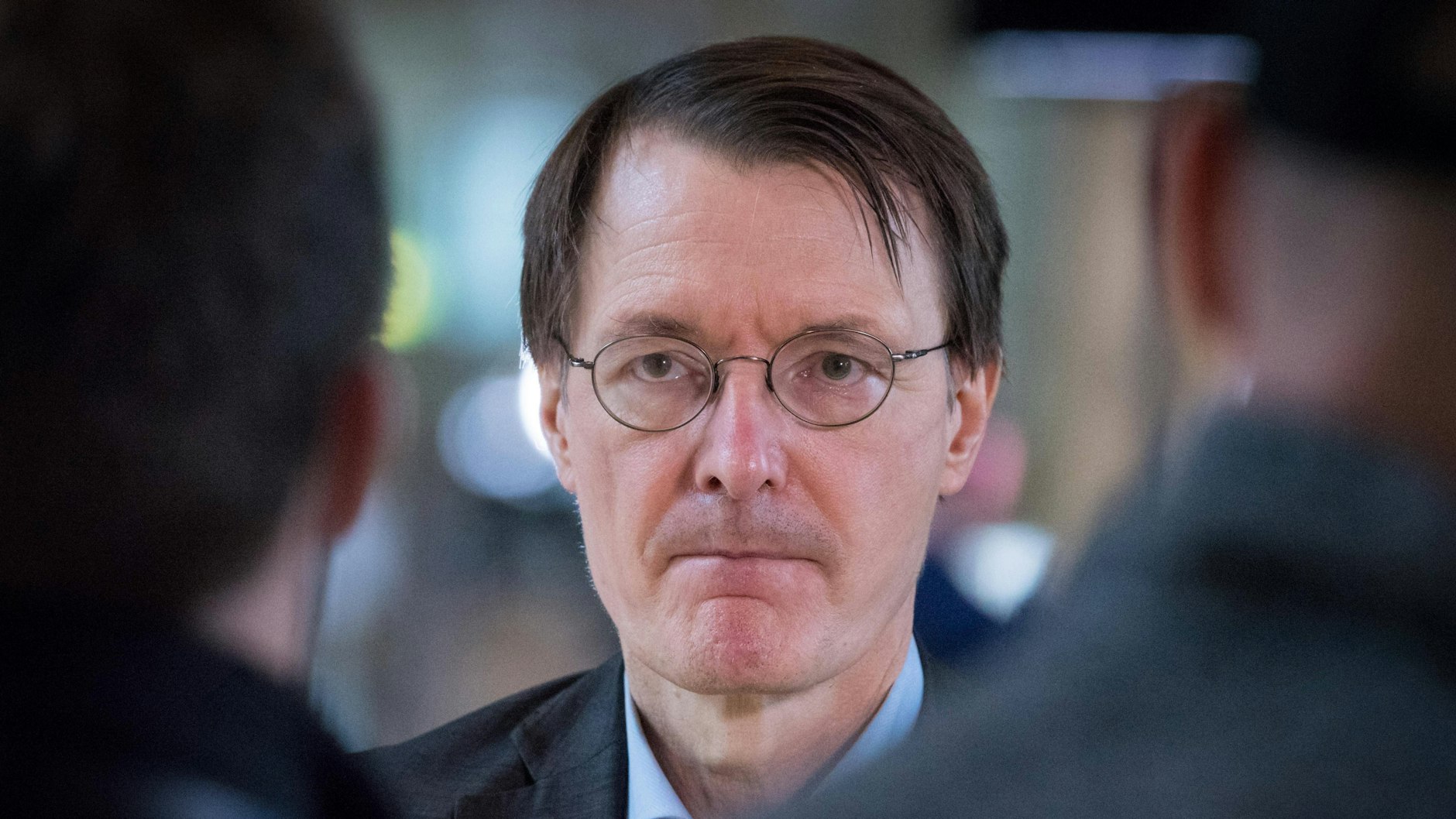 Karl Lauterbach (SPD) versteht nicht, warum es keine harten EU-weiten Einreisebeschränkungen für Reisende aus Großbritannien gibt. Auf der britischen Insel ist die Delta-Variante weiter auf dem Vormarsch.