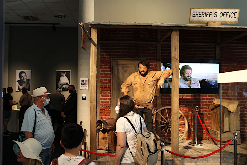 Zum Draufhauen echt. Eine Silikonfigur im Bud-Spencer-Museum zeigt den 2016 verstorbenen Schauspieler.