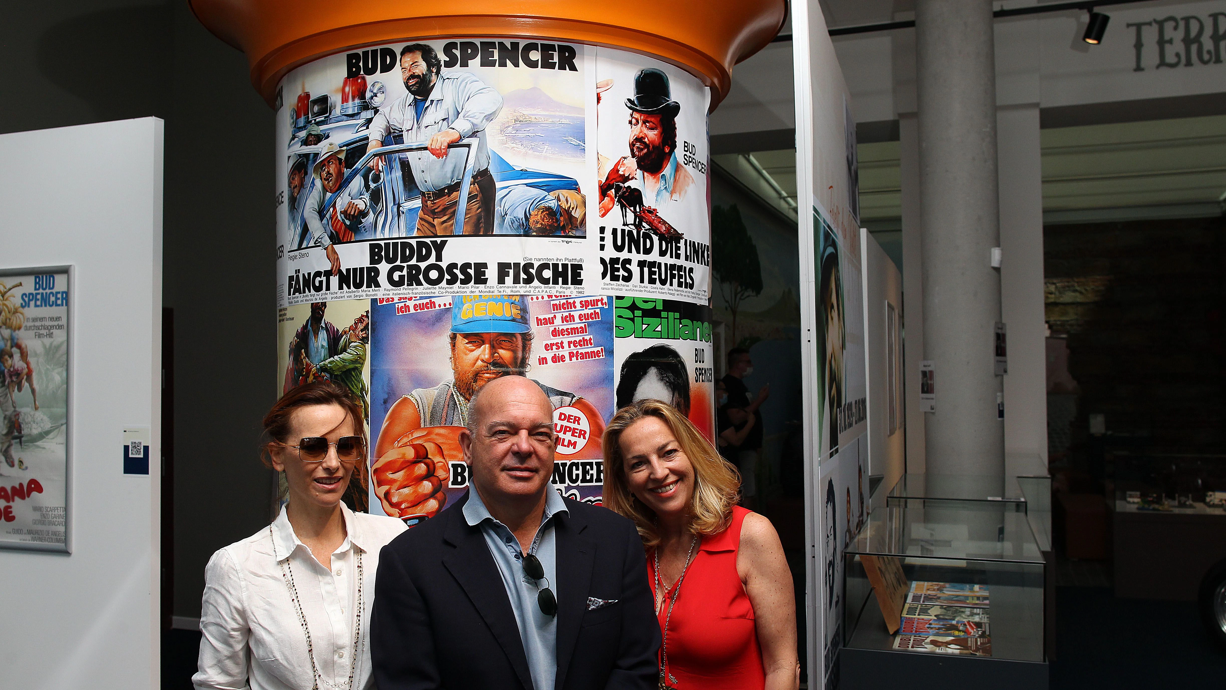 Die Familie ist auch da. Bud Spencers Sohn Giuseppe (Mitte) und die Töchter Diamante (links) und Cristiana.