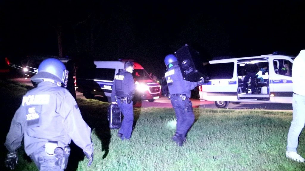 Tausende feiern in der Hasenheide: Polizei Berlin löst Partys auf