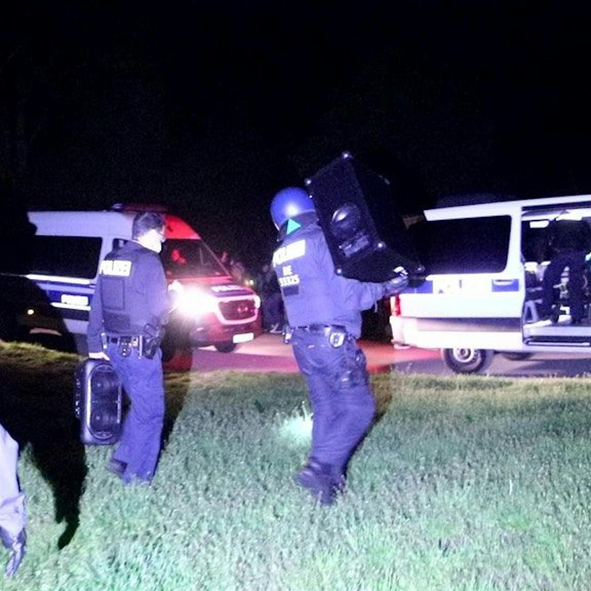 Tausende feiern in der Hasenheide: Polizei Berlin löst Partys auf