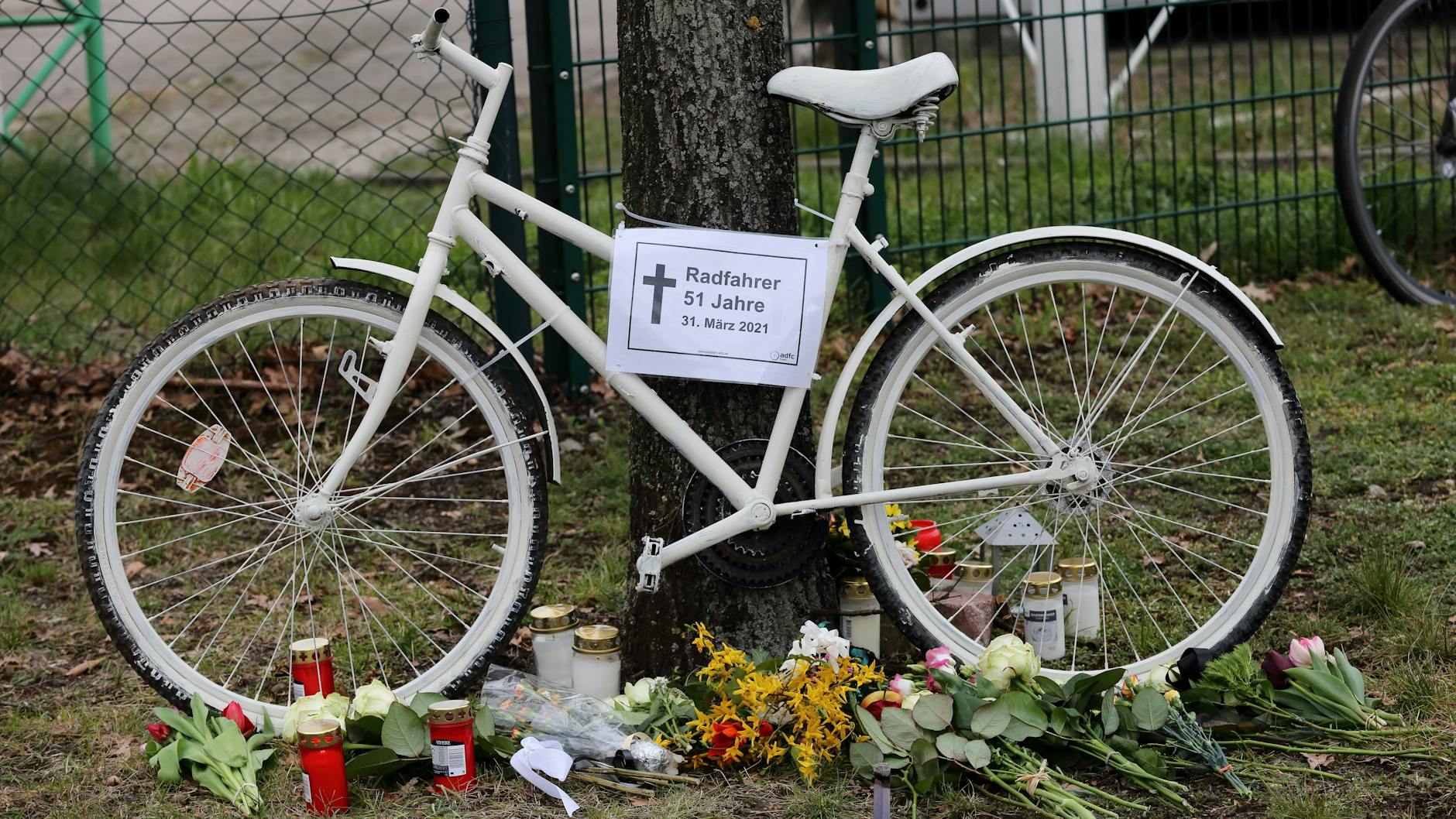 Ein sogenanntes Geisterrad erinnert an einen tödlich verunglückten Radfahrer (Symbolbild).