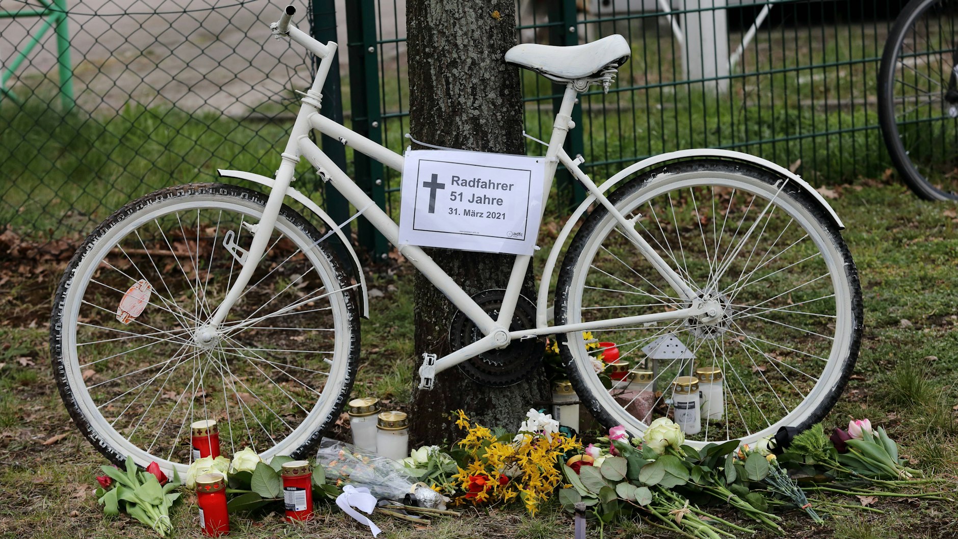 Ein sogenanntes Geisterrad erinnert an&nbsp;einen tödlich verunglückten Radfahrer (Symbolbild).