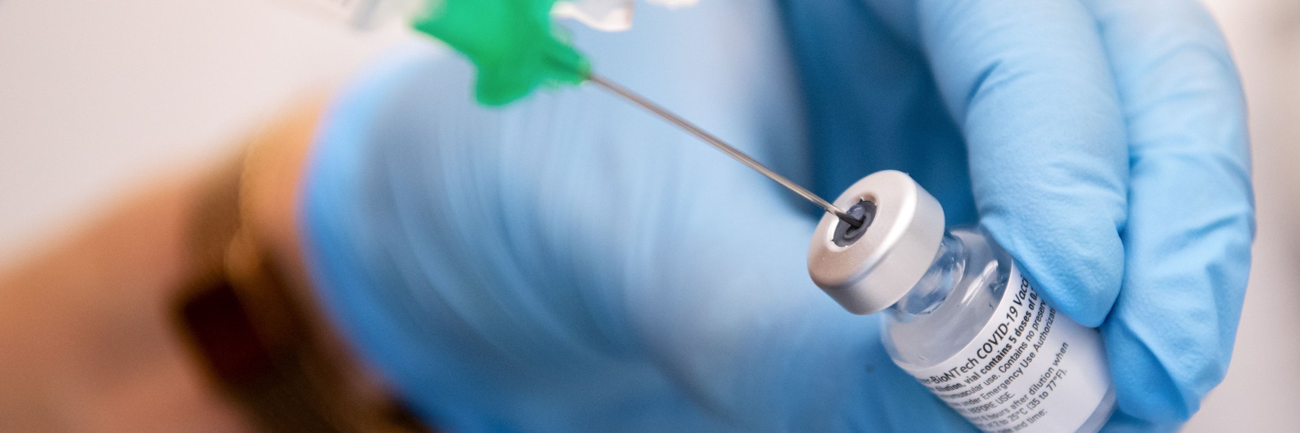 Bei vollem Impfschutz wirken alle Vakzine offenbar relativ gut gegen eine schwere Erkrankung nach einer Infektion mit der Delta-Variante.