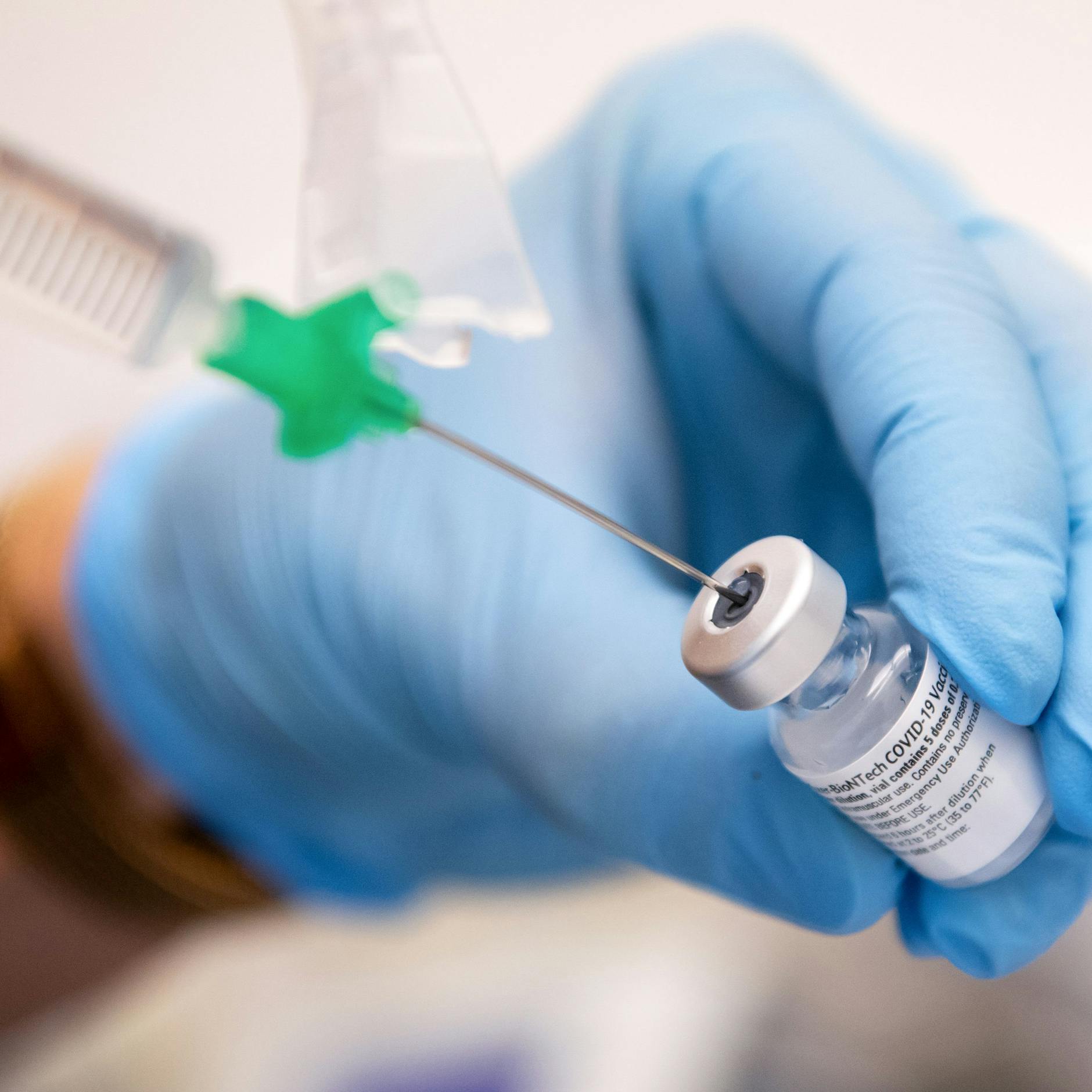 Wie gut schützen die Corona-Impfstoffe vor der Delta-Variante?