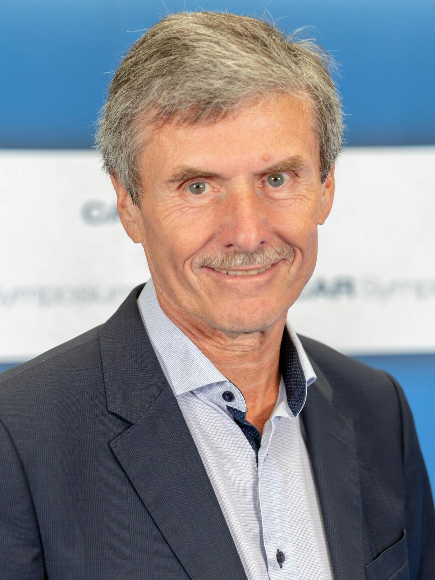 <strong>Ferdinand Dudenhöffer </strong>(70) ist Kenner der Automobilbranche. Der gebürtige Karlsruher war nach seiner Promotion in Betriebswirtschaftlichslehre Manager bei Autoherstellern. Von 1996 bis 2008 war er Professor für Marketing und Unternehmensführung an der Fachhochschule <a href="https://de.m.wikipedia.org/wiki/FH_Gelsenkirchen">Gelsenkirchen</a>. Von 2008 an lehrte und forschte er an der <a href="https://de.m.wikipedia.org/wiki/Universit%C3%A4t_Duisburg-Essen">Universität Duisburg-Essen</a> in <a href="https://de.m.wikipedia.org/wiki/Duisburg">Duisburg</a> im Bereich Allgemeine <a href="https://de.m.wikipedia.org/wiki/Betriebswirtschaftslehre">Betriebswirtschaftslehre</a> und Automobilwirtschaft. Dudenhöffer ist Gründer und Direktor des Center Automotive Research (CAR) in Duisburg.
