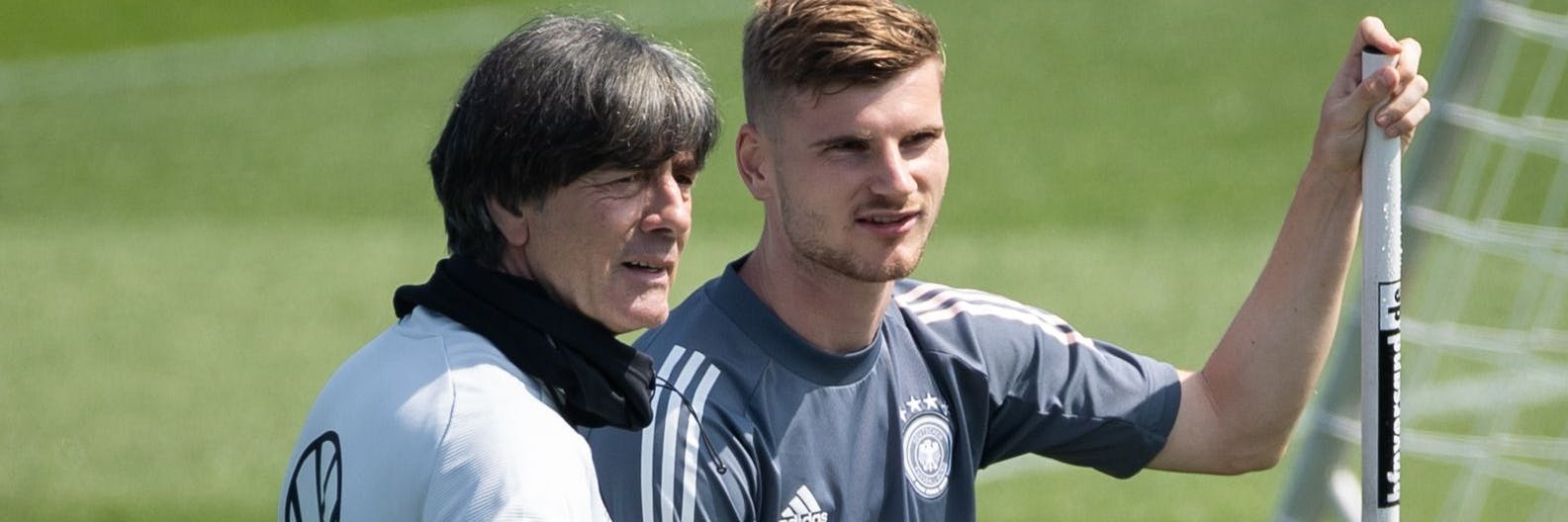 Bundestrainer Joachim Löw (l.) und und Stürmer Timo Werner im intensiven Gespräch.