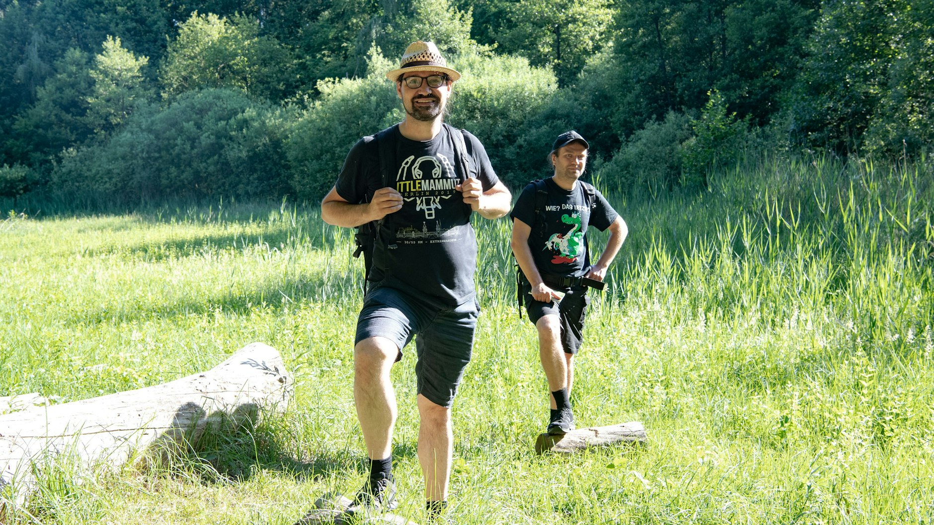 Christian Gollwitzer (l) steht mit einem Wanderfreund auf einer Wiese in Grünau.