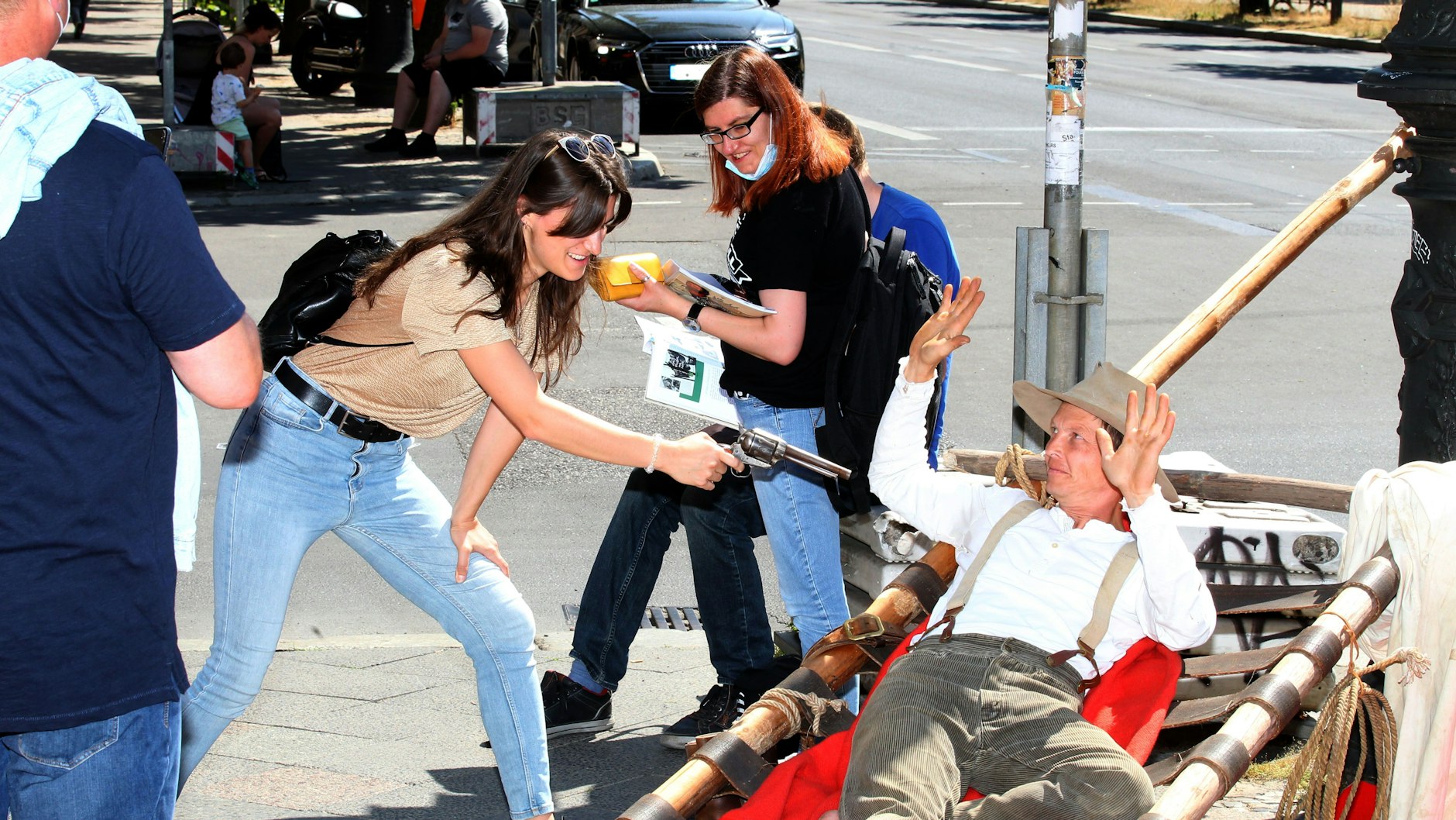 Hände Hoch, Terence Hill! Mehrere Imitatoren der Schauspieler unterhalten vor dem Museum Touristen.