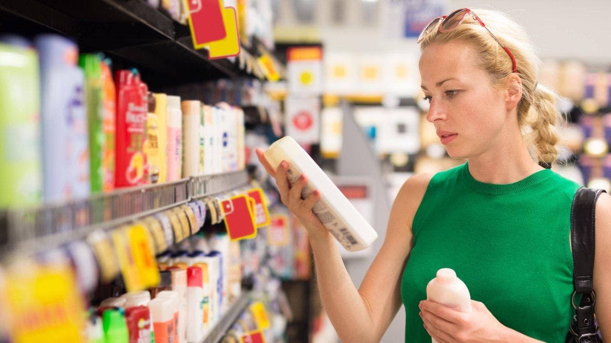 Das Riechen an Deos oder Shampoos ist erlaubt. Fraglich ist, ob das in Corona-Zeiten so bleibt. Denn beim Schnuppern trägt man nicht immer die geforderte Maske.