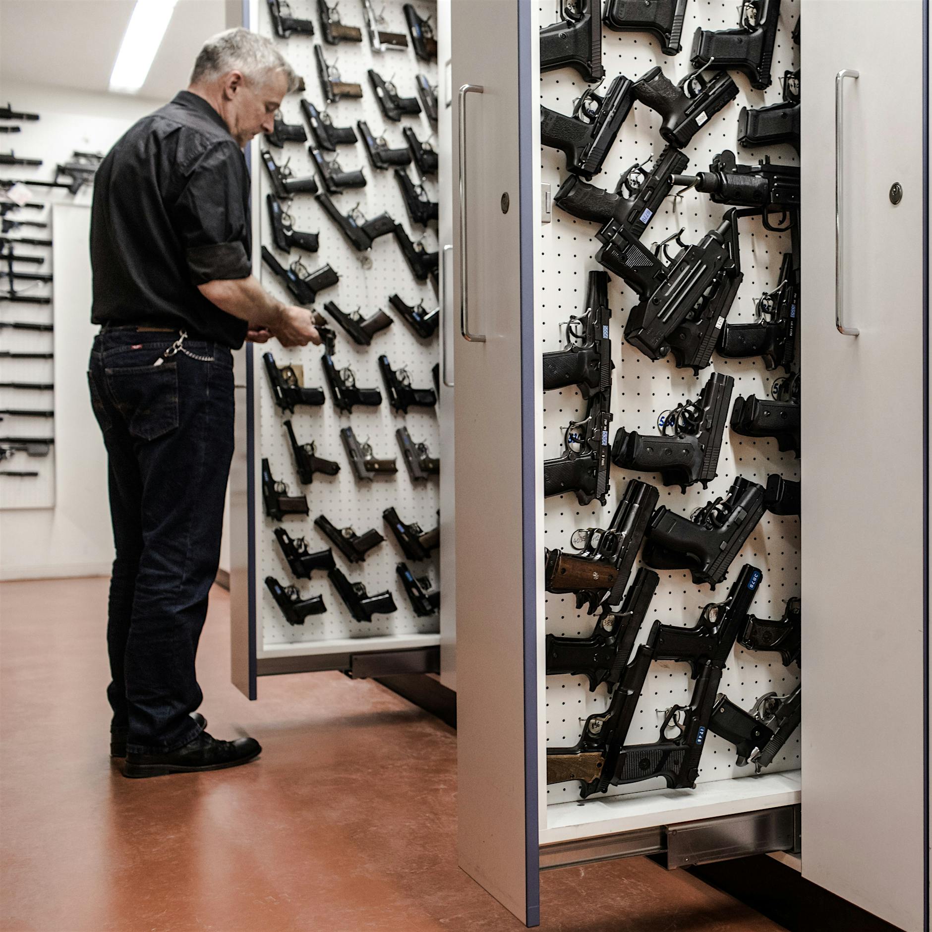 Was Gaddafis Kalaschnikow mit dem Wasserbecken der Berliner Polizei zu tun hat