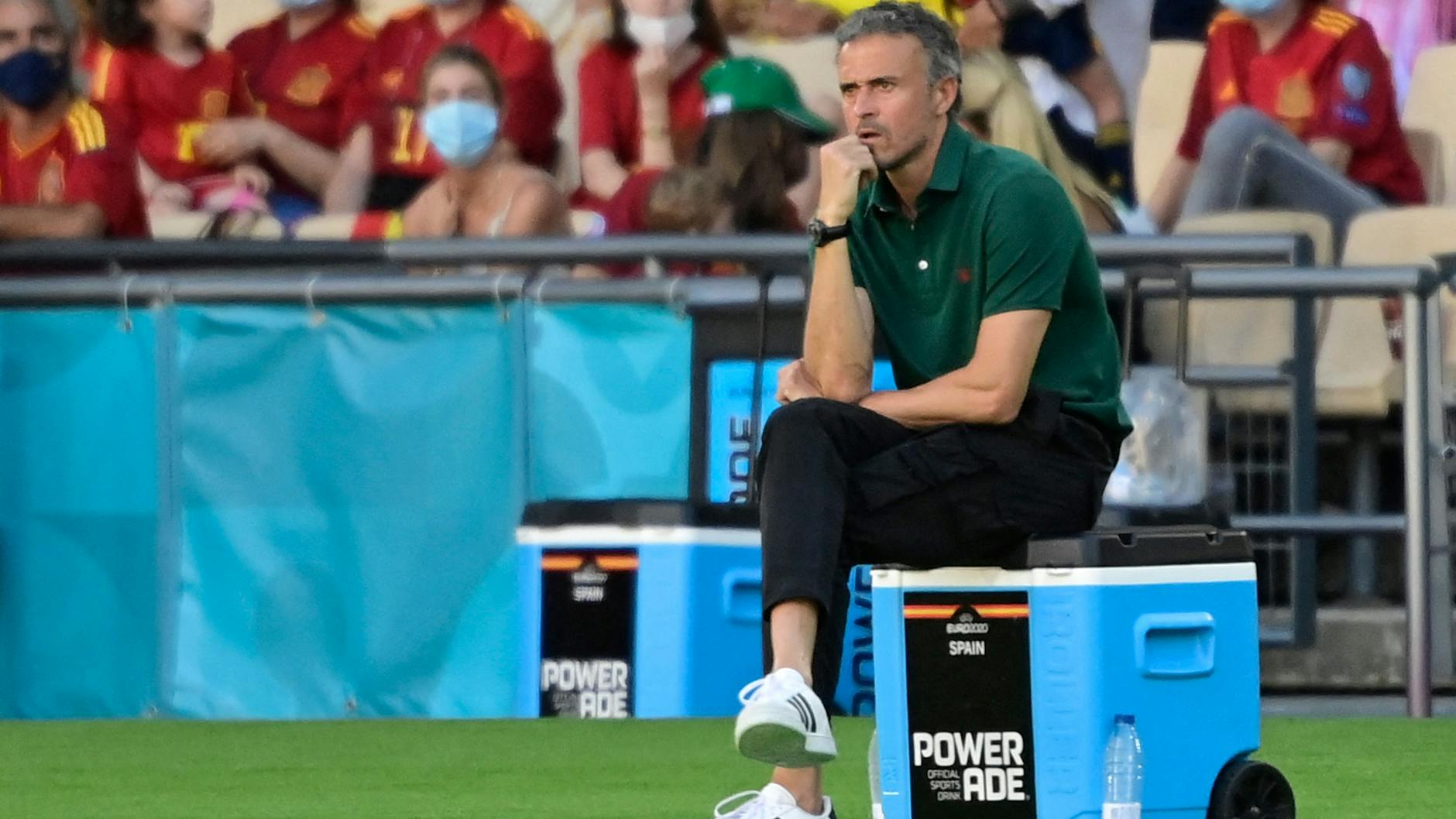 Spaniens Coach Luis Enrique auf seiner Box.