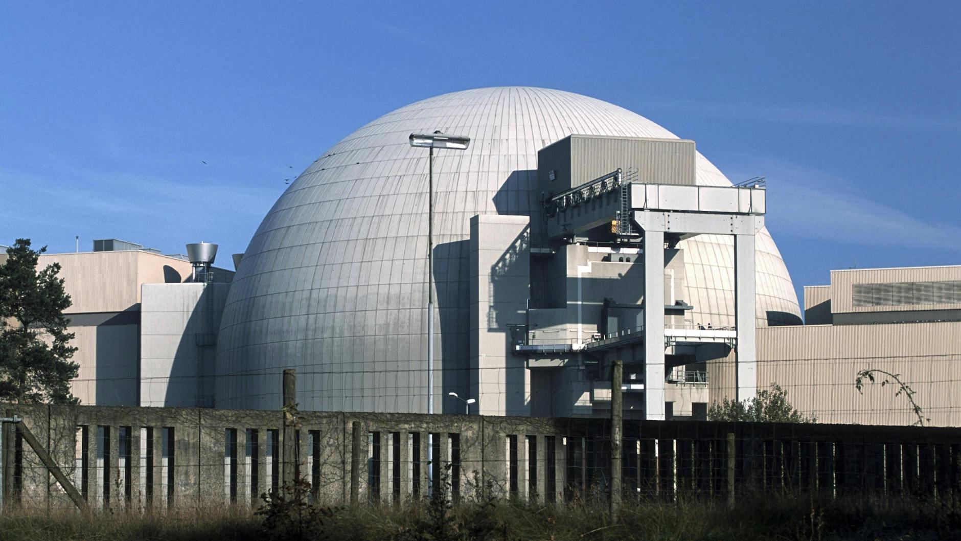  Das Atomkraftwerk Emsland, 1988 in Betrieb genommen, wird Ende 2022 stillgelegt.<br> 