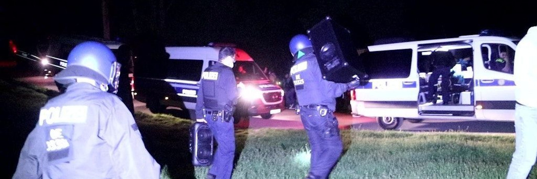 Immer wieder rückt die Polizei Berlin in die Hasenheide nach Berlin-Neukölln aus und beschlagnahmt Musikanlagen .