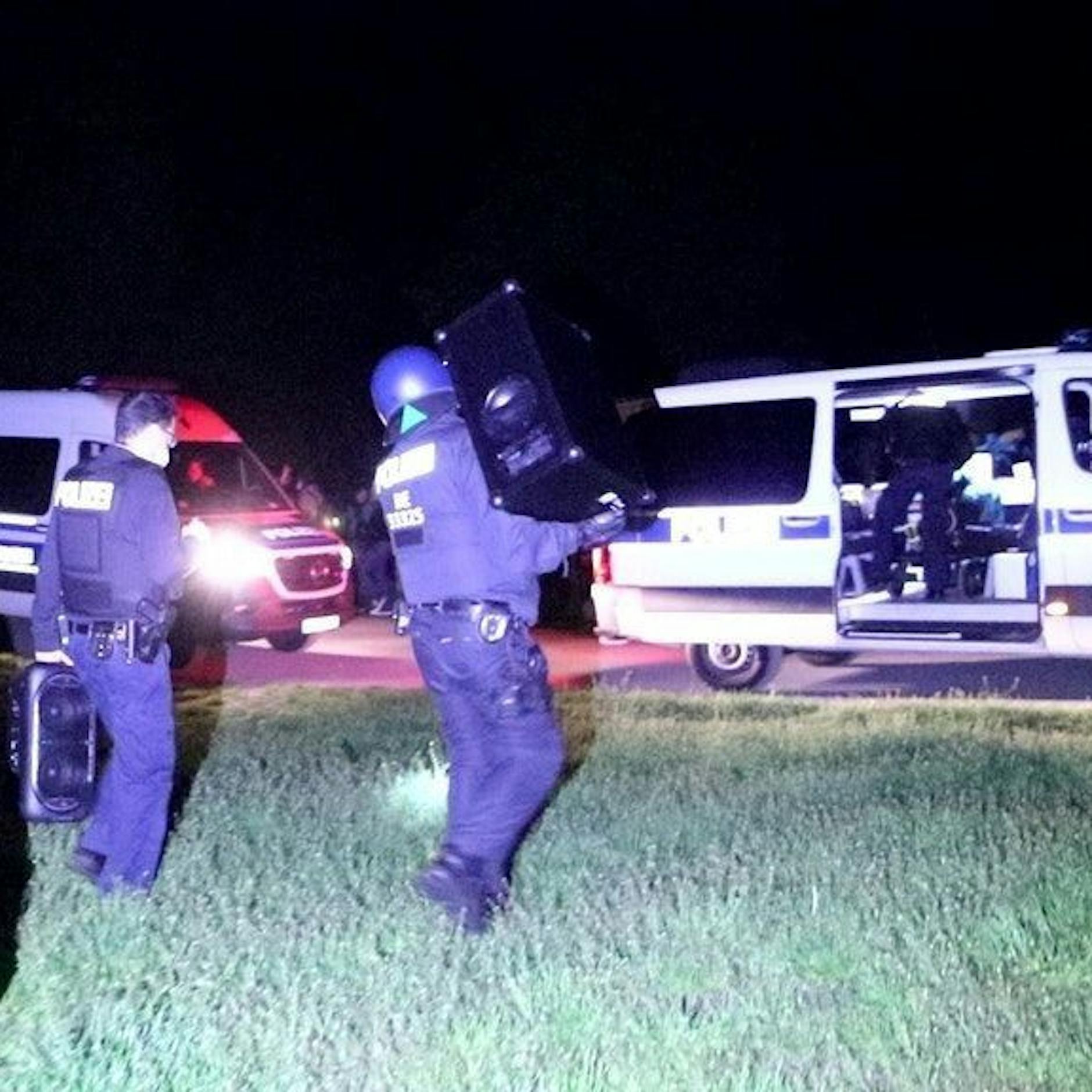 Tausende feiern in Berliner Parks: Polizei löst mehrere Partys auf