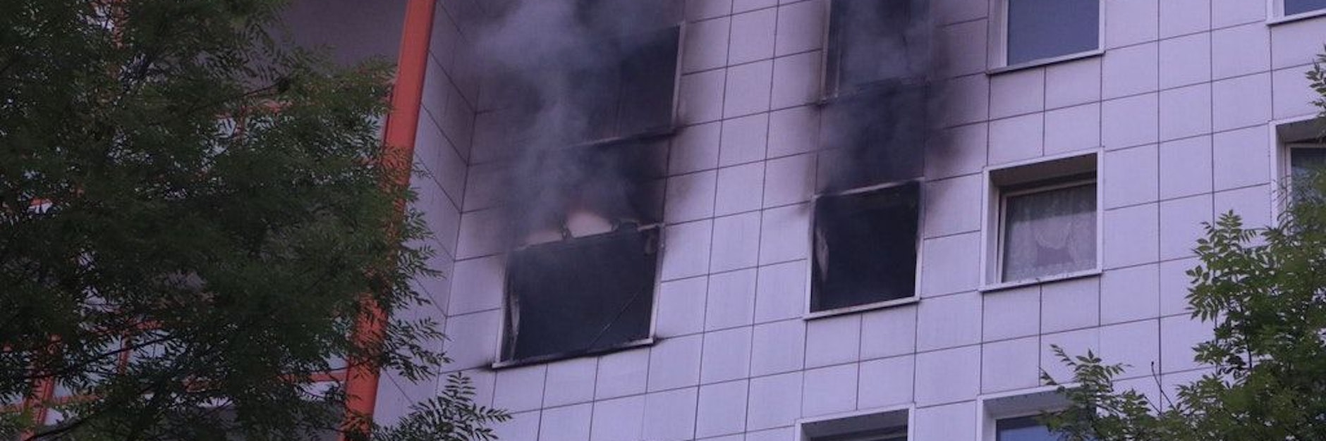 In einer Wohnung in einem Hochhaus hat es am Samstagabend gebrannt.