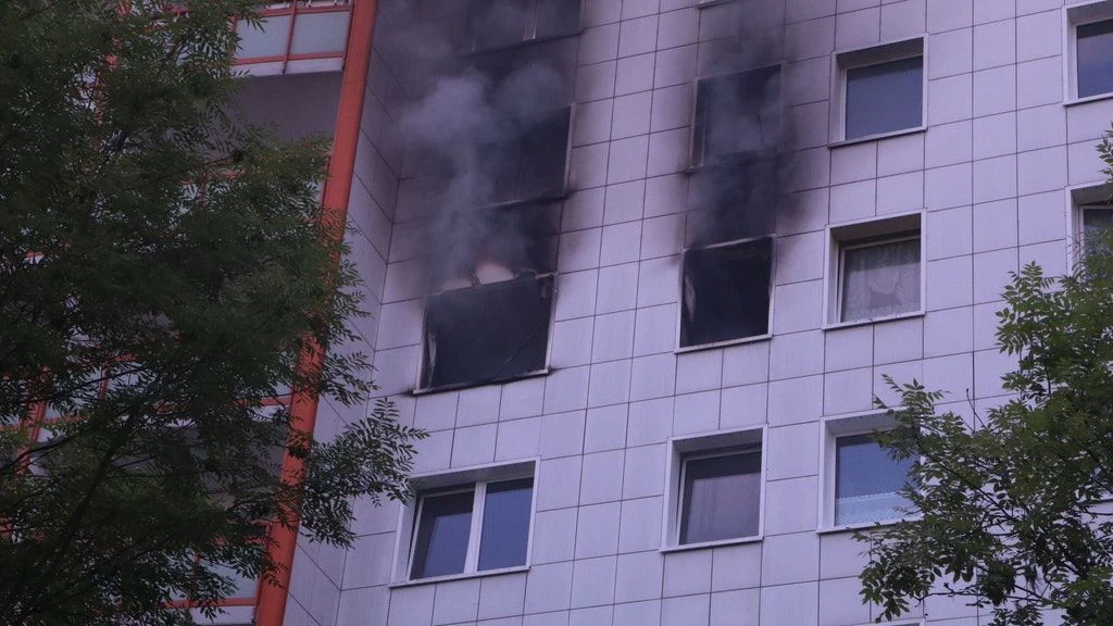 Lichtenberg: Feuer im Hochhaus – ein Mensch stirbt!
