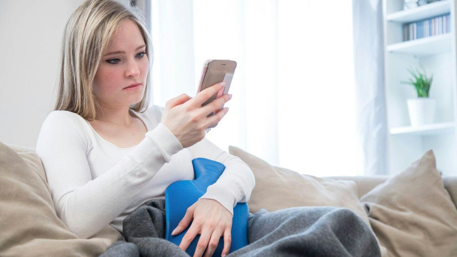 Wer das E-Rezept via App übermittelt und sich die Arznei per Botendienst liefern lässt, spart sich Weg in die Apotheke.