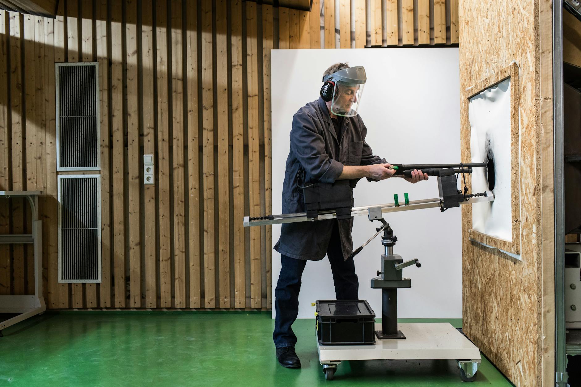 Im Labor überprüft Klaus Geppert eine sichergestellte Schusswaffe auf ihre Funktionsfähigkeit.