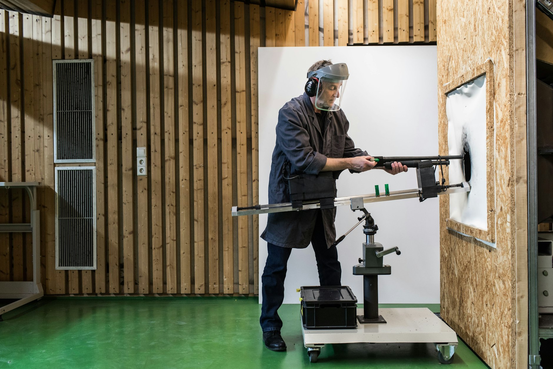 Im Labor überprüft Klaus Geppert&nbsp; eine sichergestellte Schusswaffe auf ihre Funktionsfähigkeit. 