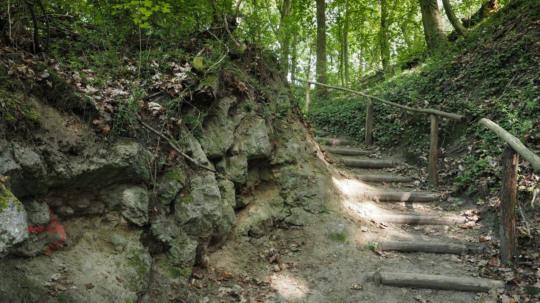 Am Mellensee/OT Sperenberg: Die Landschaft mit Wanderweg bei den ehemaligen Sperenberger Gipsbrüchen.
